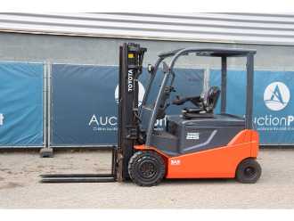 Használt targonca TOYOTA 8FBMT25 ELEKTRO VIERRADFRONTSTAPLER (13063423) backdrop