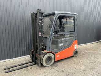Használt targonca TOYOTA 8FBMT25 ELEKTRO VIERRADFRONTSTAPLER (13065983) backdrop