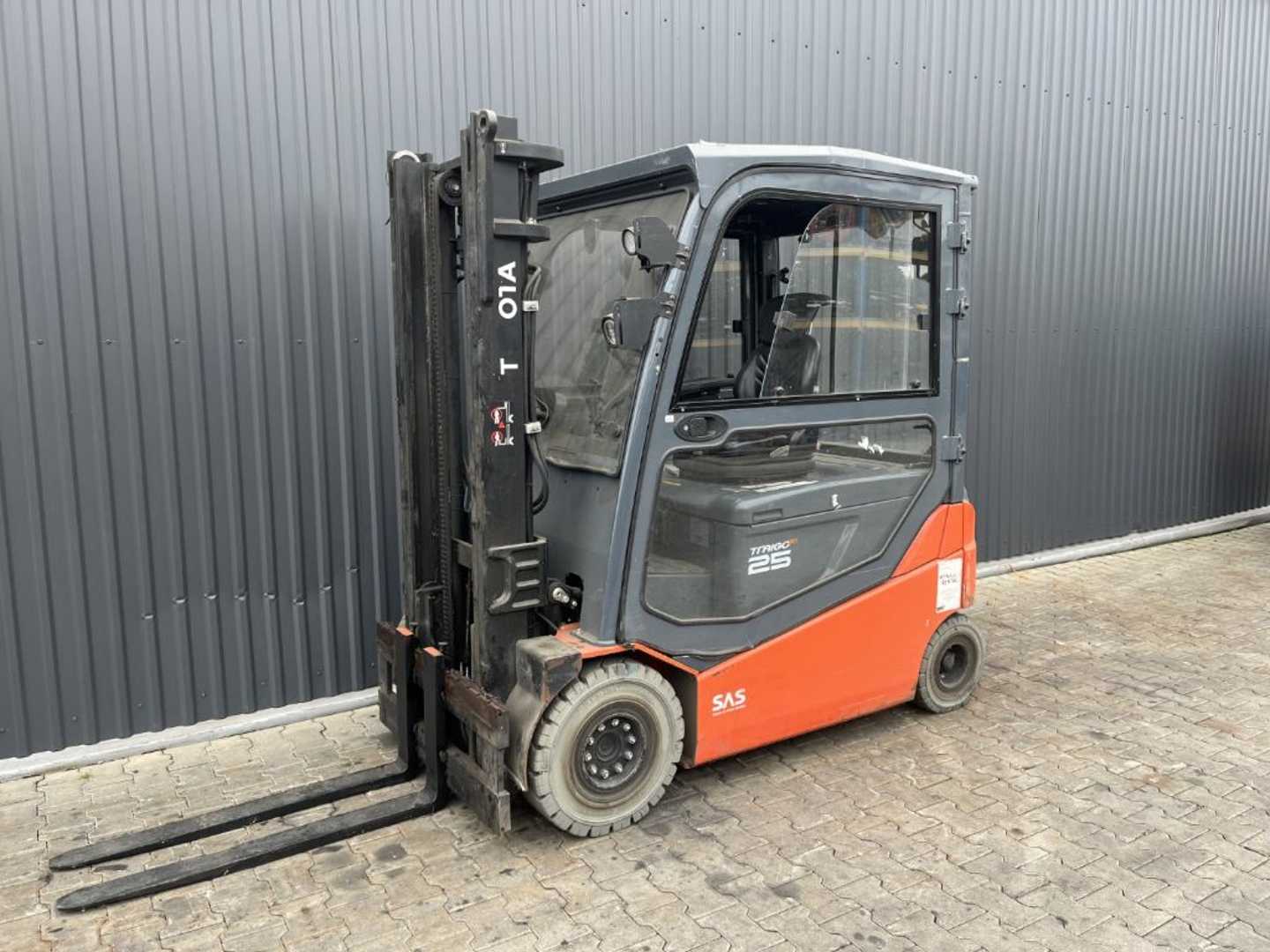 Használt targonca TOYOTA 8FBMT25 ELEKTRO VIERRADFRONTSTAPLER (13065983)