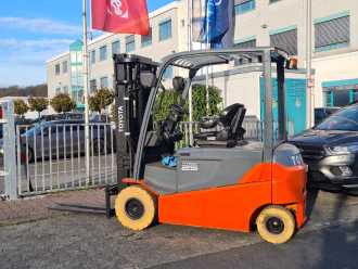 Használt targonca TOYOTA 8FBMT25 ELEKTRO VIERRADFRONTSTAPLER (13069844) backdrop