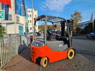 Használt targonca TOYOTA 8FBMT25 ELEKTRO VIERRADFRONTSTAPLER (13069844)