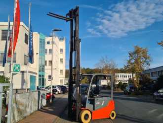 Használt targonca TOYOTA 8FBMT25 ELEKTRO VIERRADFRONTSTAPLER (13069844)
