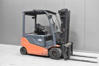 Használt targonca TOYOTA 8FBMT35 /57916/ ELEKTRO VIERRADFRONTSTAPLER (13041111) backdrop