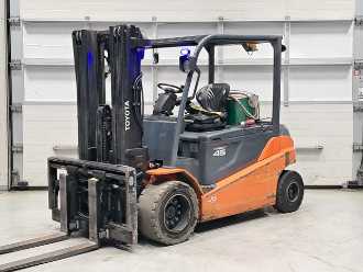 Használt targonca TOYOTA 8FBMT45 ELEKTRO VIERRADFRONTSTAPLER (13038094) backdrop