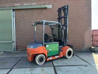 Használt targonca TOYOTA 8FBMT50 ELEKTRO VIERRADFRONTSTAPLER (12987759)