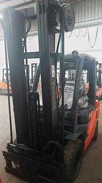 Használt targonca TOYOTA 8FDF25 DIESEL VIERRADFRONTSTAPLER (12399681)