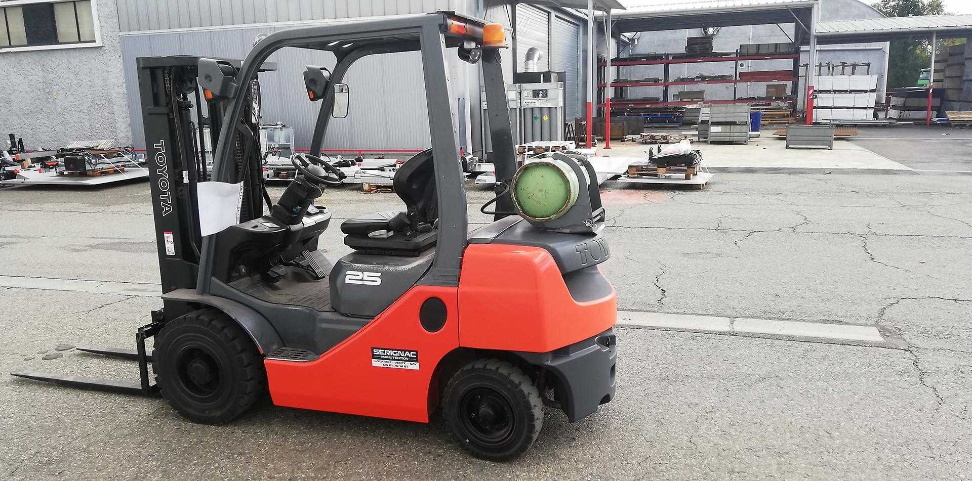 Használt targonca TOYOTA 8FG25 GAS VIERRADFRONTSTAPLER (12887857)