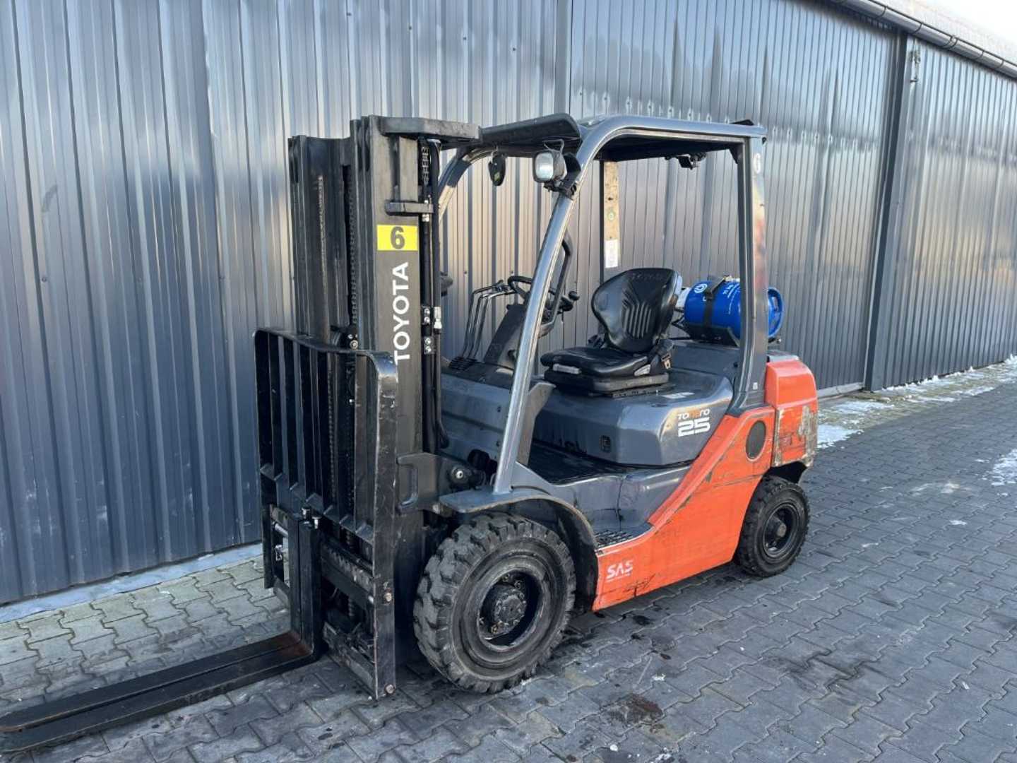Használt targonca TOYOTA 8FGF25 GAS VIERRADFRONTSTAPLER (13008578)