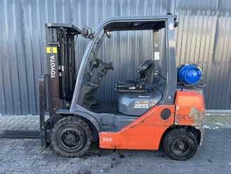 Használt targonca TOYOTA 8FGF25 GAS VIERRADFRONTSTAPLER (13008578)