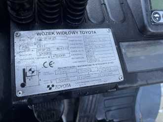Használt targonca TOYOTA 8FGF25 GAS VIERRADFRONTSTAPLER (13008578)