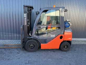 Használt targonca TOYOTA 8FGF25 GAS VIERRADFRONTSTAPLER (13075442)