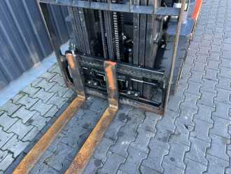 Használt targonca TOYOTA 8FGF25 GAS VIERRADFRONTSTAPLER (13075442)