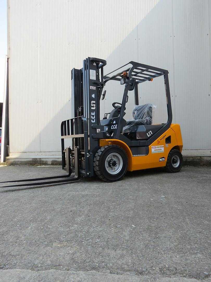 Használt targonca UN FD25 DIESEL VIERRADFRONTSTAPLER (12921334)