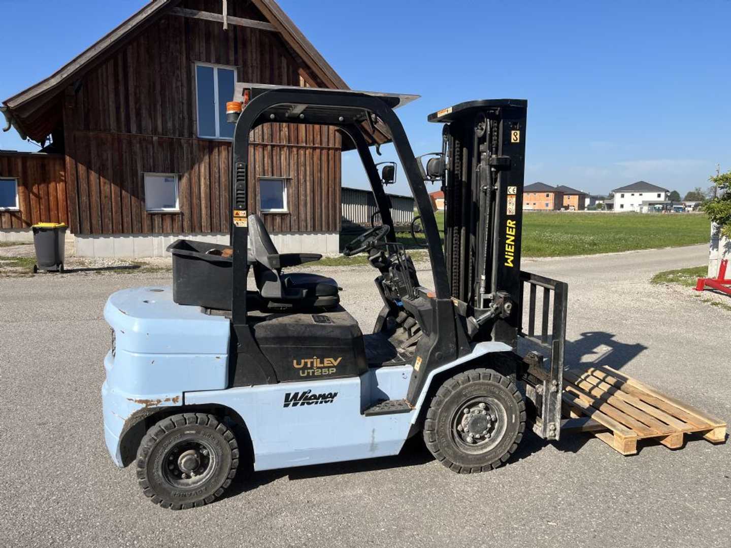 Használt targonca UTILEV UT25P DIESEL VIERRADFRONTSTAPLER (13072152)