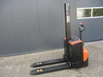 Heftruck gebruikt BT SWE 080L ELEKTRO HOCHHUBWAGENDEICHSEL (13059382) backdrop