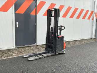 Heftruck gebruikt BT Toyota SWE120L ELEKTRO HOCHHUBWAGENDEICHSEL (13075302) backdrop