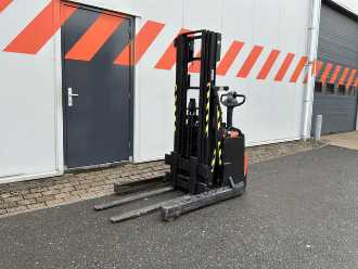 Heftruck gebruikt BT Toyota SWE120XR ELEKTRO HOCHHUBWAGENDEICHSEL (13075304) backdrop