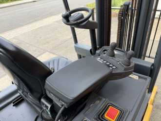 Heftruck gebruikt CATERPILLAR 2ET4000 ELEKTRO DREIRADFRONTSTAPLER (13072020)