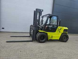 Heftruck gebruikt CLARK C70D - NEU - DIESEL KUBOTA - TRIPLEX DIESEL GELAENDESTAPLER (13033865) backdrop