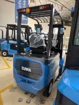 Heftruck gebruikt CLARK chariot �l�vateur � fourches ELEKTRO VIERRADFRONTSTAPLER (13031753) backdrop