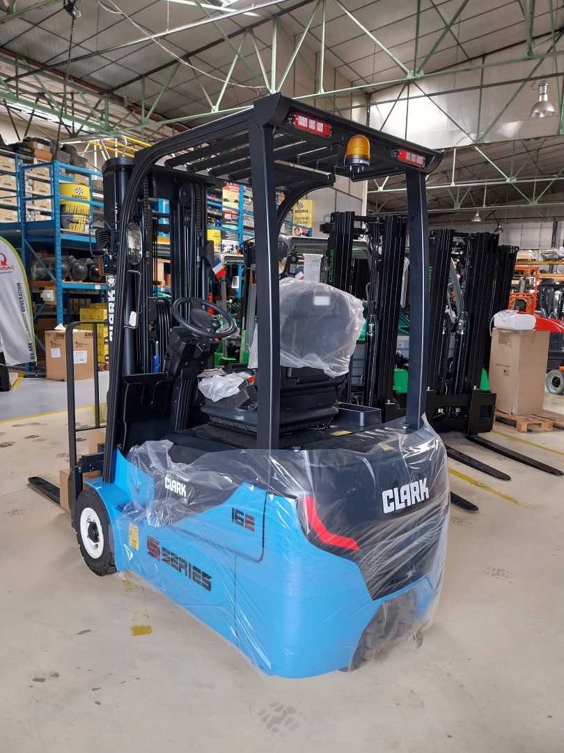 Heftruck gebruikt CLARK chariot �l�vateur � fourches ELEKTRO VIERRADFRONTSTAPLER (13034388)