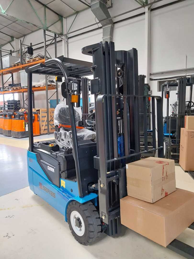 Heftruck gebruikt CLARK chariot �l�vateur � fourches ELEKTRO VIERRADFRONTSTAPLER (13034389)