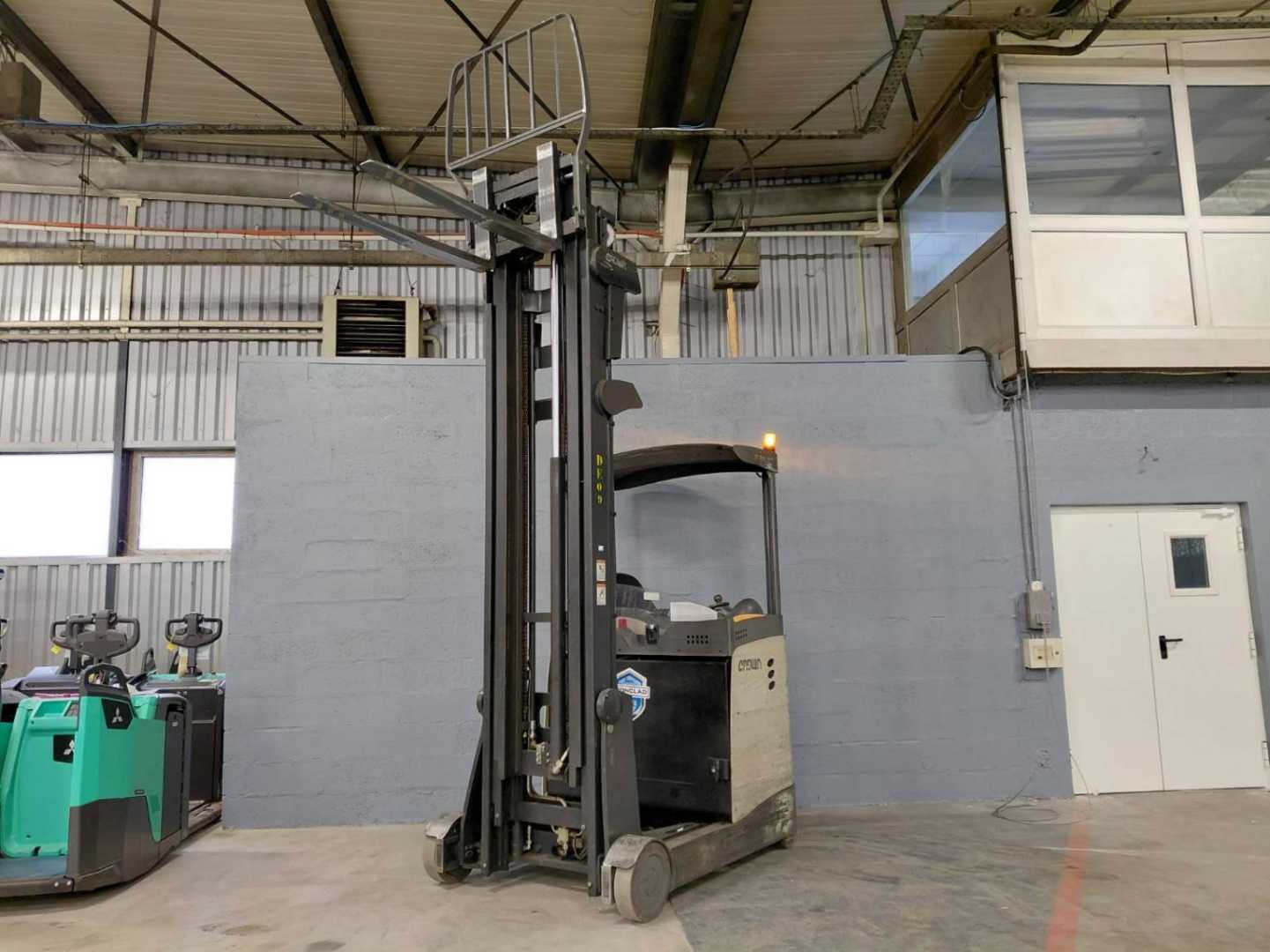 Heftruck gebruikt CROWN ESR 5260 ELEKTRO SCHUBMASTSTAPLER (13000059)