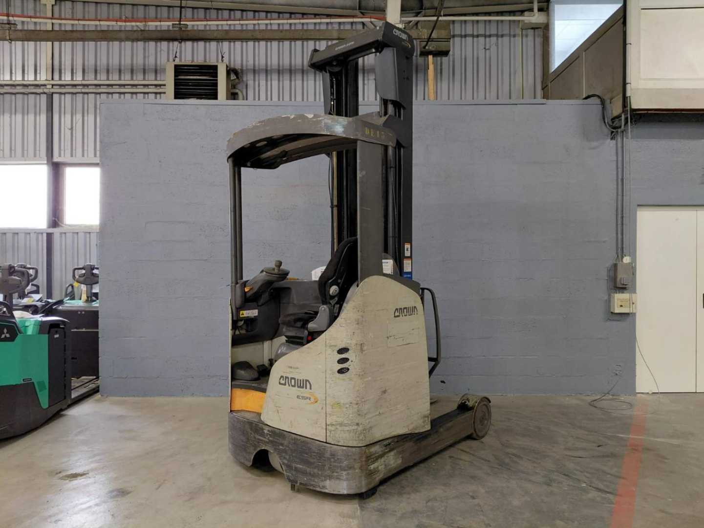 Heftruck gebruikt CROWN ESR 5260 ELEKTRO SCHUBMASTSTAPLER (13000526)