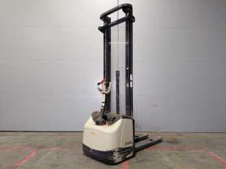 Heftruck gebruikt CROWN WF3000 1.2 ELEKTRO HOCHHUBWAGENDEICHSEL (13037914) backdrop