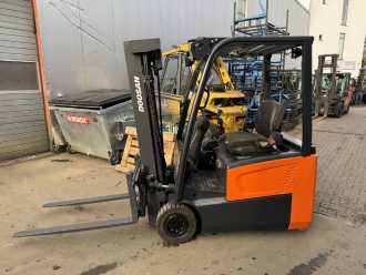 Heftruck gebruikt DOOSAN B15T-7 ELEKTRO DREIRADFRONTSTAPLER (13021220) backdrop