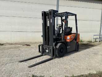Heftruck gebruikt DOOSAN D25GP DIESEL VIERRADFRONTSTAPLER (13073391) backdrop