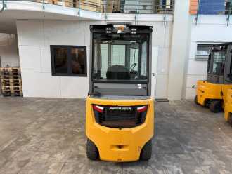 Heftruck gebruikt JUNGHEINRICH DFG 320 S / Halbkabine / 425 Std. DIESEL VIERRADFRONTSTAPLER (13062469)
