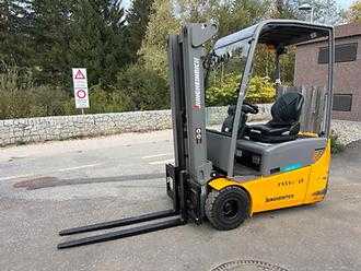 Heftruck gebruikt JUNGHEINRICH EFG 115 - 450DZ ELEKTRO DREIRADFRONTSTAPLER (13072417) backdrop