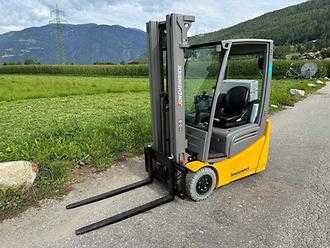 Heftruck gebruikt JUNGHEINRICH EFG 215 - 500DZ MIETE ELEKTRO DREIRADFRONTSTAPLER (13021158) backdrop