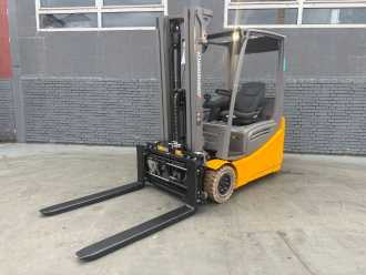 Heftruck gebruikt JUNGHEINRICH EFG 216k Baujahr 2017 / Stunden 1650 HH 4700 ELEKTRO DREIRADFRONTSTAPLER (13065439) backdrop