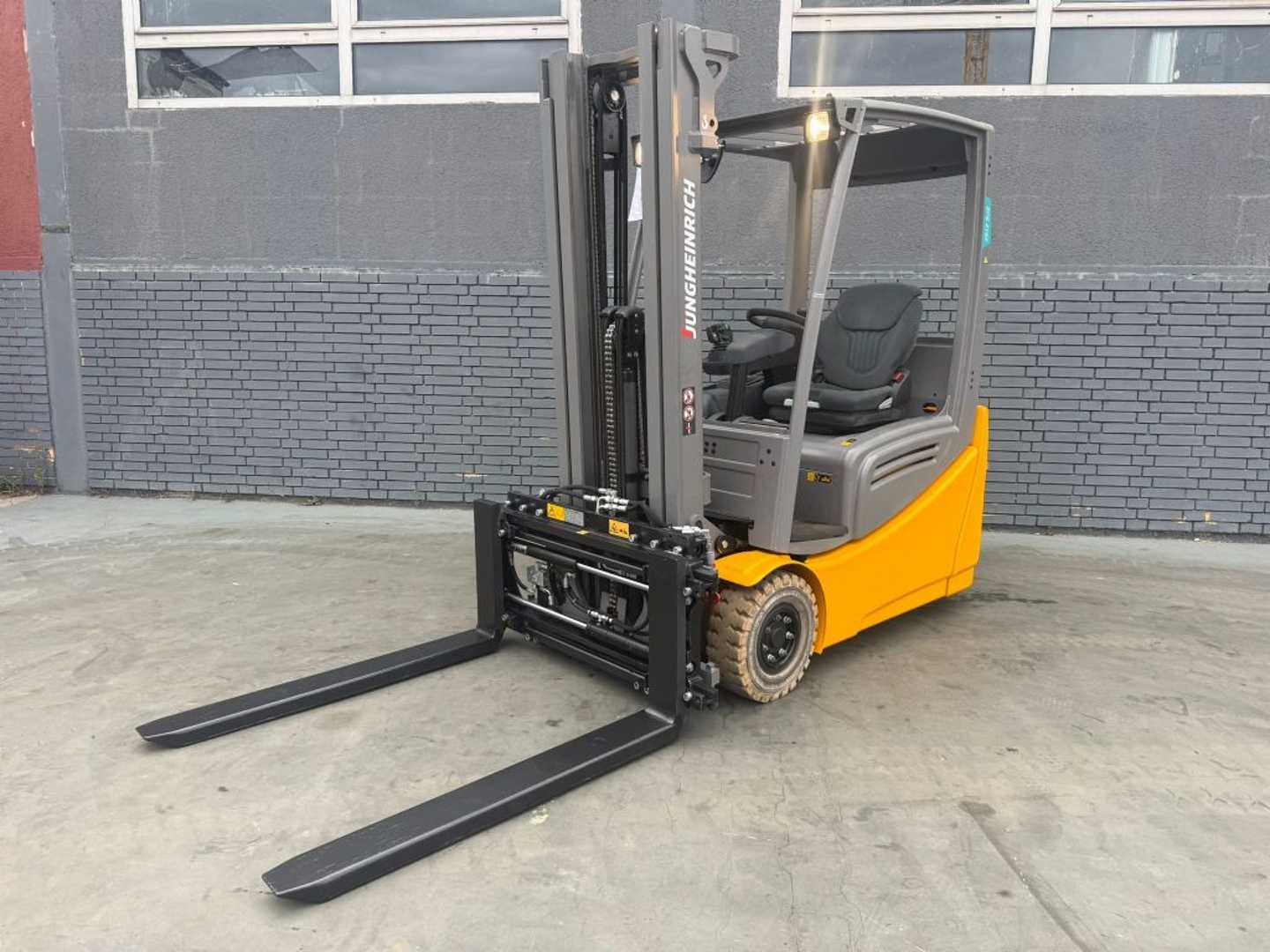 Heftruck gebruikt JUNGHEINRICH EFG 216k Baujahr 2017 / Stunden 1650 HH 4700 ELEKTRO DREIRADFRONTSTAPLER (13065439)