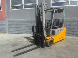 Heftruck gebruikt JUNGHEINRICH EFG 220 Baujahr 2017 / Stunden 14339 Akku 2018 ELEKTRO DREIRADFRONTSTAPLER (13057098)