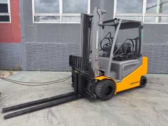 Heftruck gebruikt JUNGHEINRICH EFG 430 Baujahr 2019/ Stunden 13656/ Akku NEU 2026 ELEKTRO VIERRADFRONTSTAPLER (13047357) backdrop