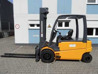 Heftruck gebruikt JUNGHEINRICH EFG 550 - Zinkenverstellgerät mit 2 m Gabeln ELEKTRO VIERRADFRONTSTAPLER (13065163) backdrop