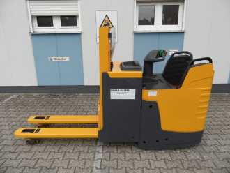 Heftruck gebruikt JUNGHEINRICH ERD 220 - 2 Meter Hubhöhe - feste Plattform ELEKTRO HOCHHUBWAGENDEICHSEL (13064901) backdrop