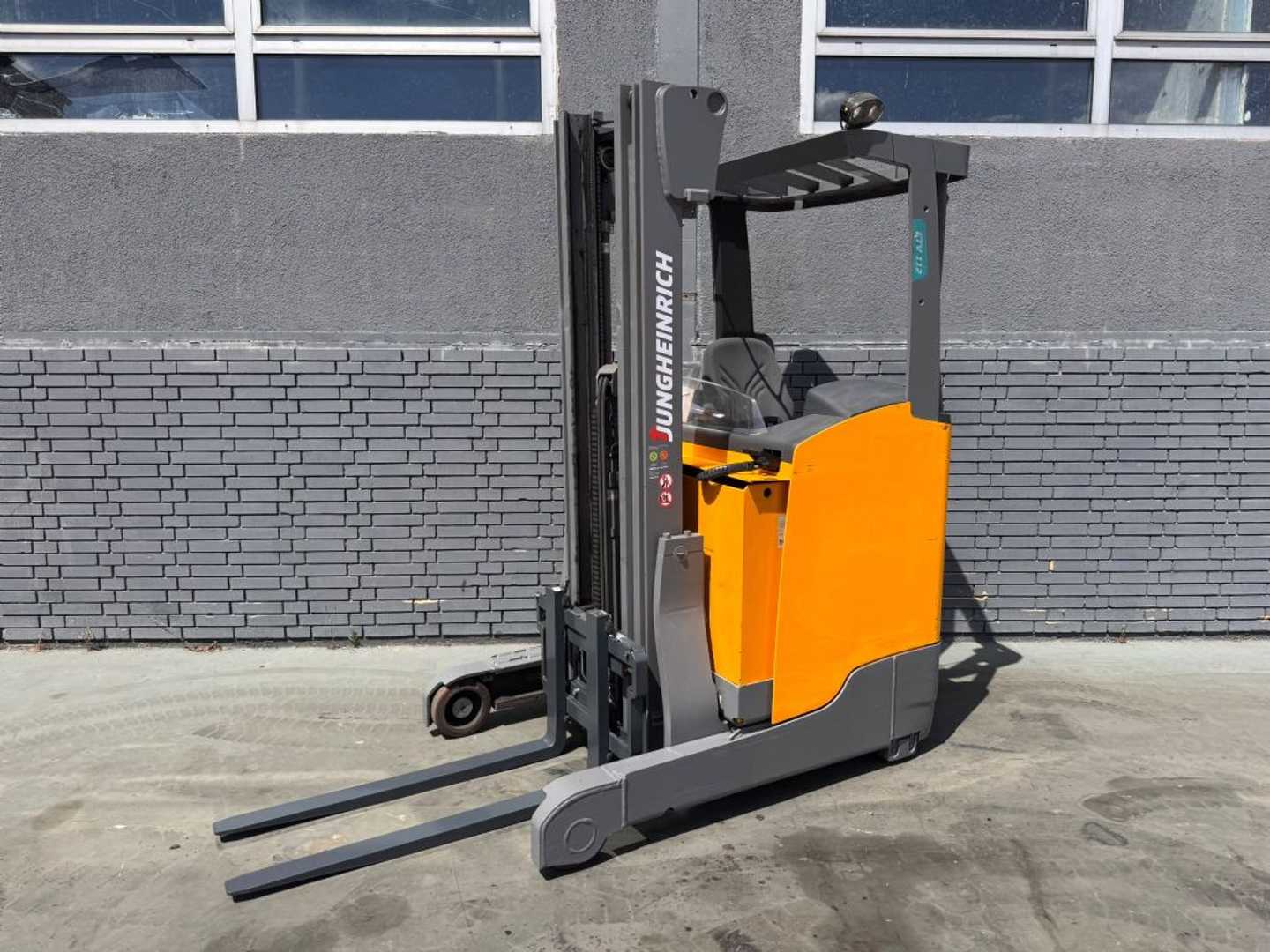 Heftruck gebruikt JUNGHEINRICH ETV 112 Baujahr 2021 / Stunden 4257 TOP ZUSTAND ELEKTRO SCHUBMASTSTAPLER (13053471)
