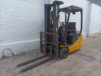 Heftruck gebruikt KOMATSU FB18M-12 ELEKTRO DREIRADFRONTSTAPLER (13032932) backdrop