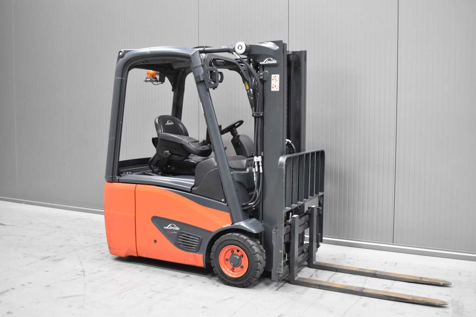 Heftruck gebruikt LINDE E 14 - 02 /58593/ ELEKTRO DREIRADFRONTSTAPLER (13074555)