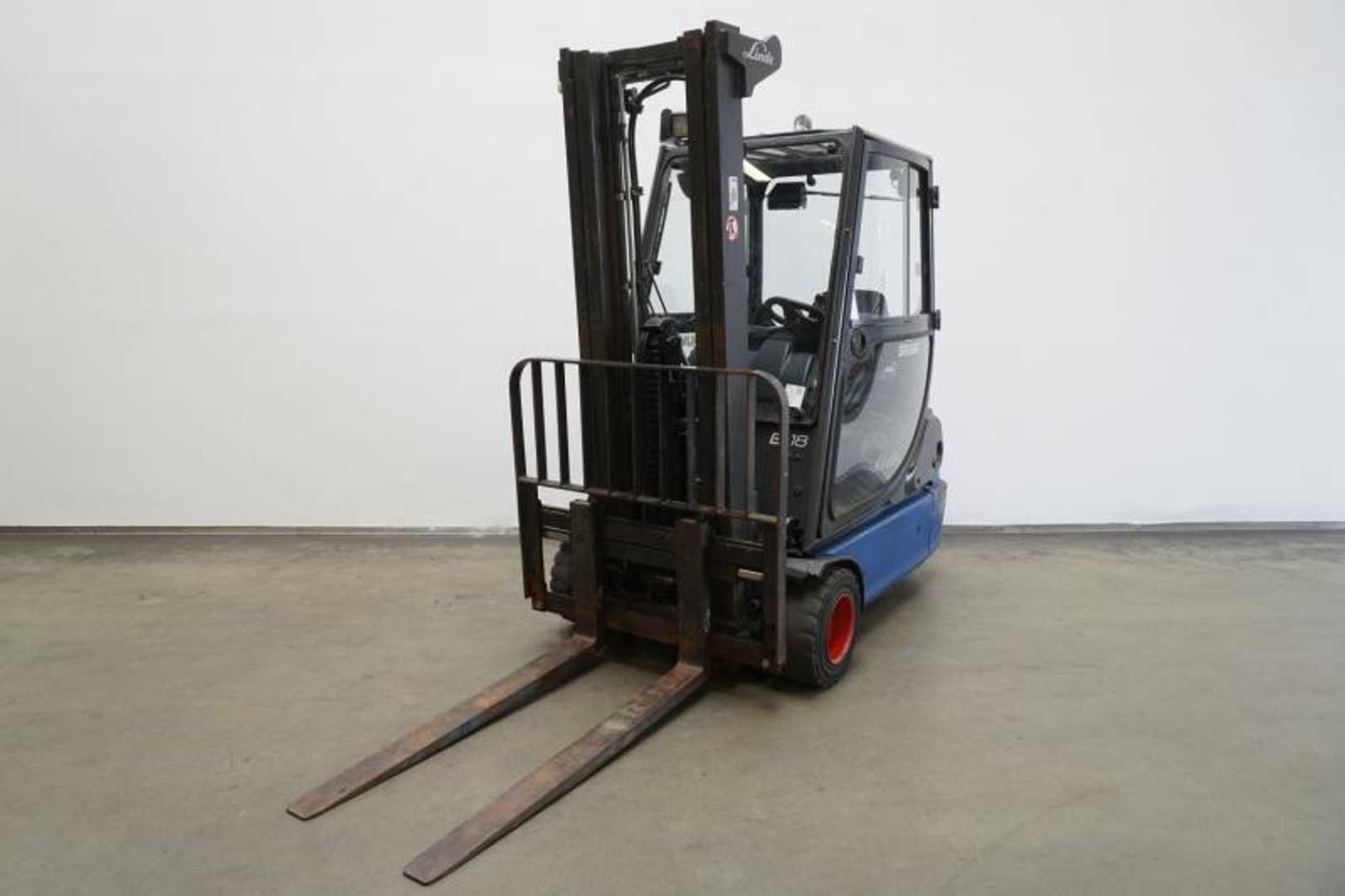 Heftruck gebruikt LINDE E 18 C 335-02 ELEKTRO DREIRADFRONTSTAPLER (13053511)