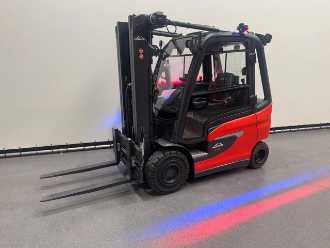 Heftruck gebruikt LINDE E 25-01 DEMO / AIRCO ELEKTRO VIERRADFRONTSTAPLER (13032761) backdrop