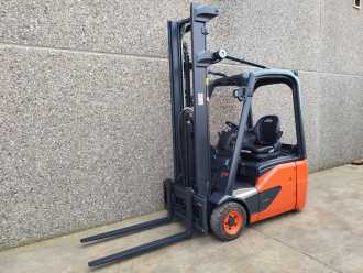 Heftruck gebruikt LINDE E15-02 ELEKTRO DREIRADFRONTSTAPLER (13067340) backdrop