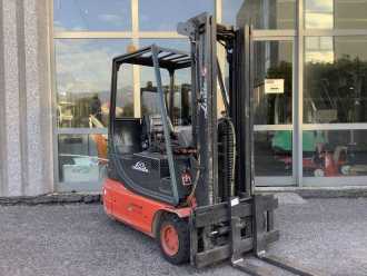 Heftruck gebruikt LINDE E16C ELEKTRO DREIRADFRONTSTAPLER (13076397) backdrop