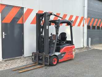 Heftruck gebruikt LINDE E16L-02 ELEKTRO DREIRADFRONTSTAPLER (13071560) backdrop