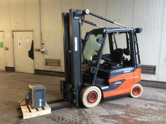 Heftruck gebruikt LINDE E25 ELEKTRO VIERRADFRONTSTAPLER (13069514) backdrop