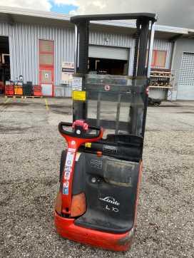 Heftruck gebruikt LINDE L10 ELEKTRO HOCHHUBWAGENDEICHSEL (13055643) backdrop